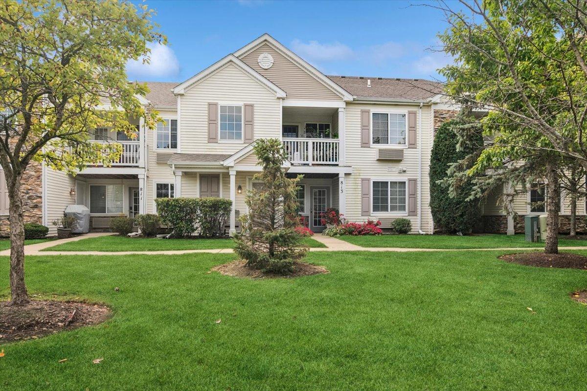 813 Silverstone Dr., Carpentersville, IL 60110