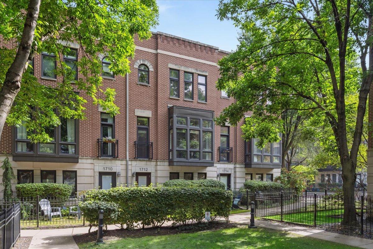 1712 W Surf St., Chicago, IL 60657