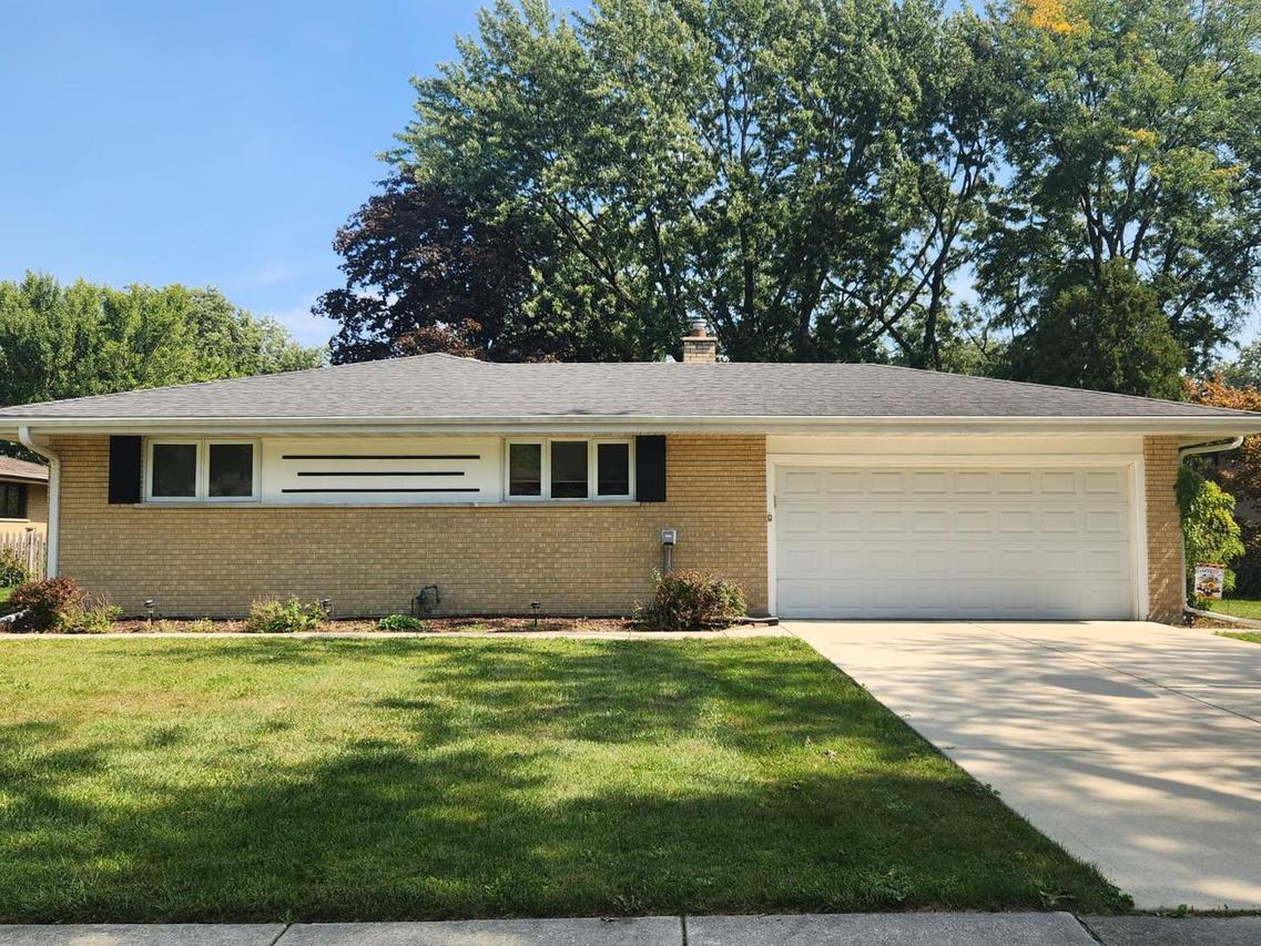 211 N Stevenson Ln., Mount Prospect, IL 60056