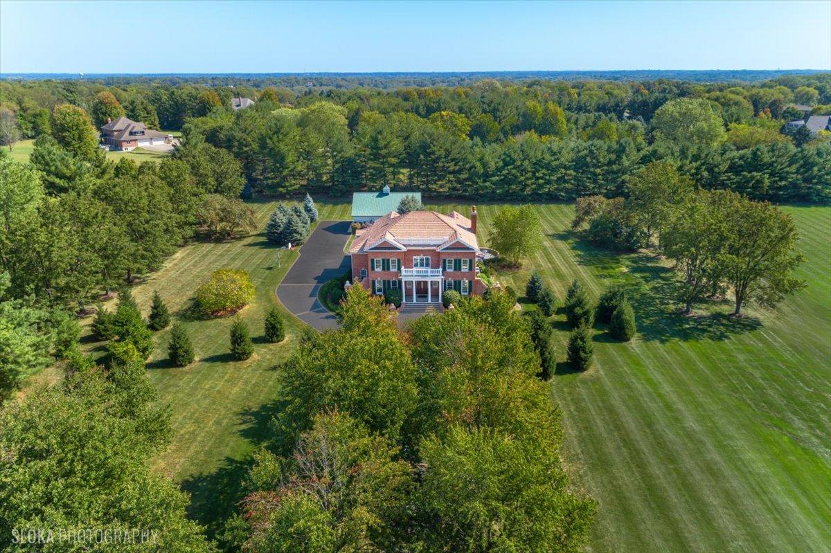 16 Ascot Ln., Barrington Hills, IL 60010