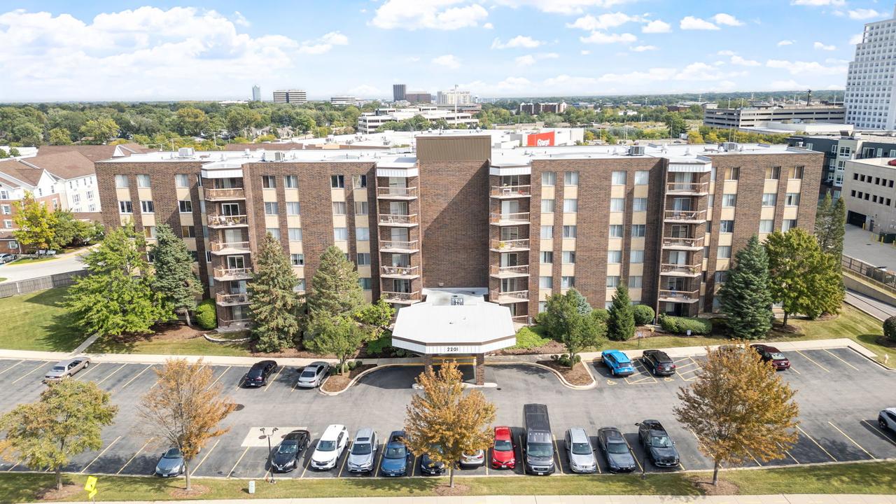 2201 S Grace St. #305, Lombard, IL 60148