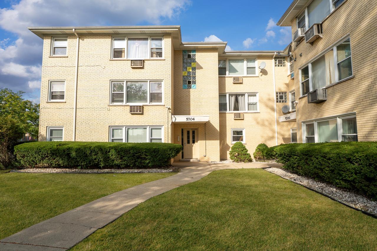 5704 W Montrose Ave. #2B, Chicago, IL 60634