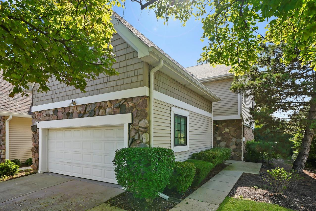 2571 Essex Dr., Northbrook, IL 60062