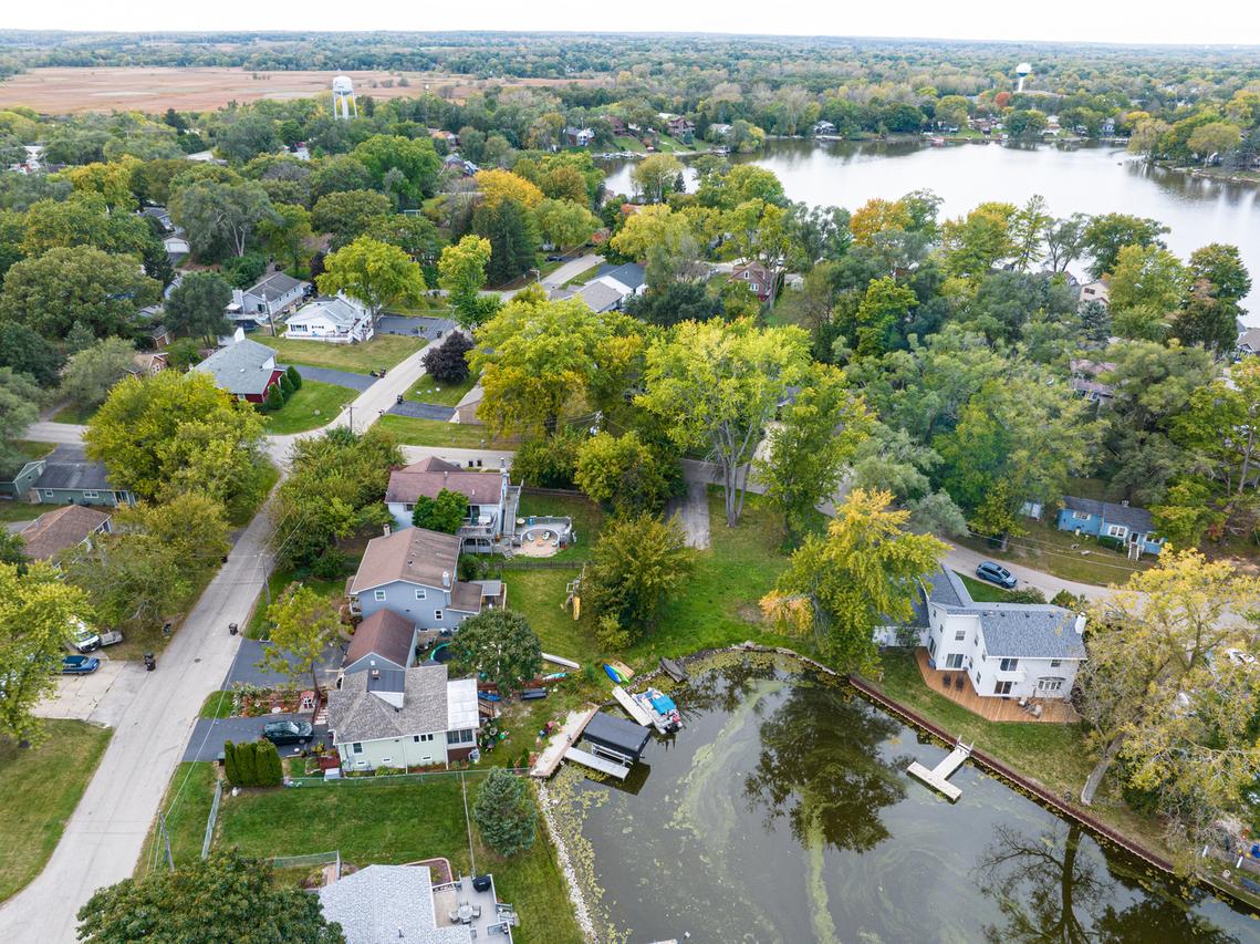 228 South Shore Dr., Island Lake, IL 60042