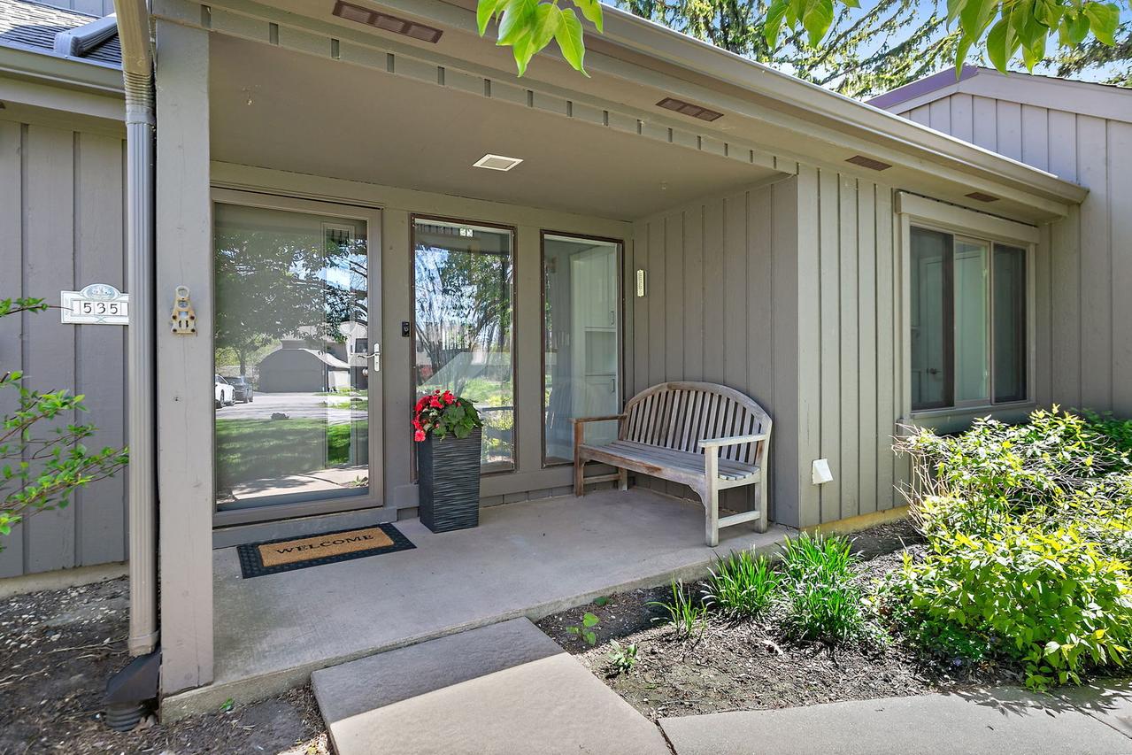 535 Woodview Rd., Lake Barrington, IL 60010