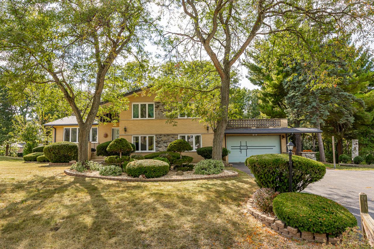 11716 Center Dr., Lemont, IL 60439