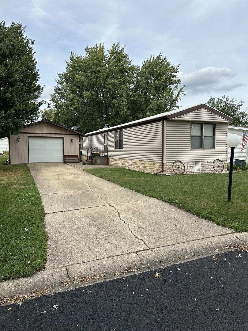 59 Hickory Ln., Sandwich, IL 60548