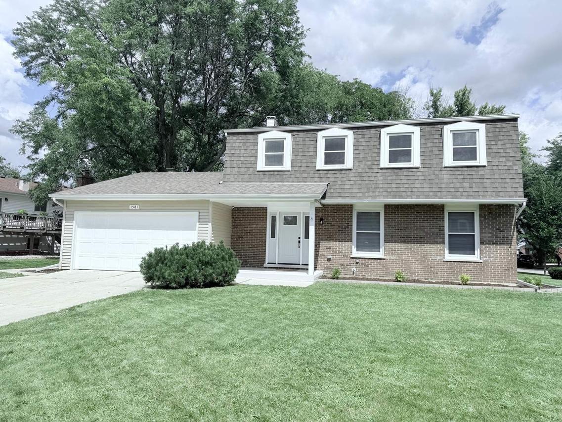1581 Groton Ln., Wheaton, IL 60189