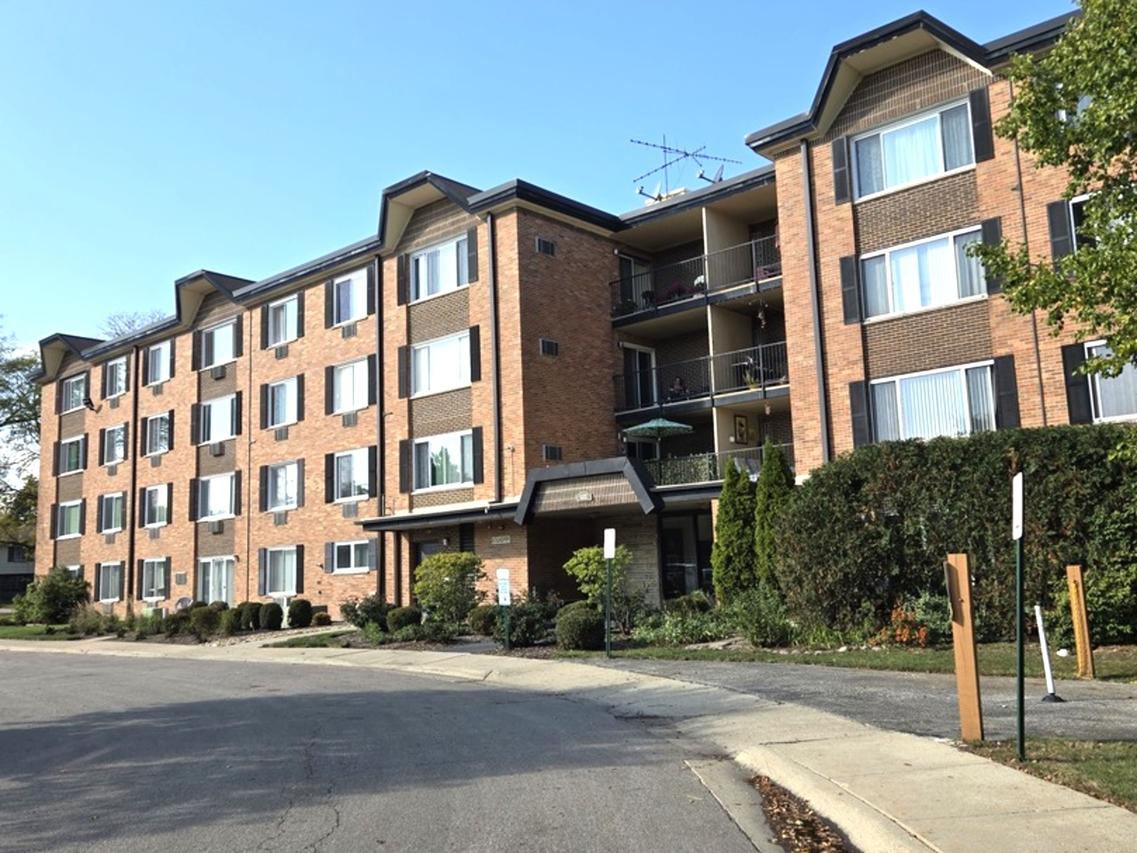 1117 S Old Wilke Rd. #206, Arlington Heights, IL 60005