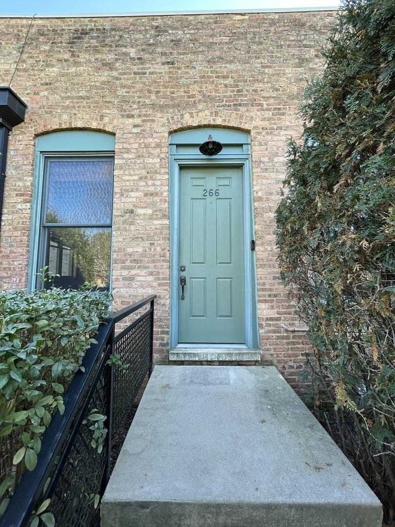 266 Hutchins Ct., Woodstock, IL 60098