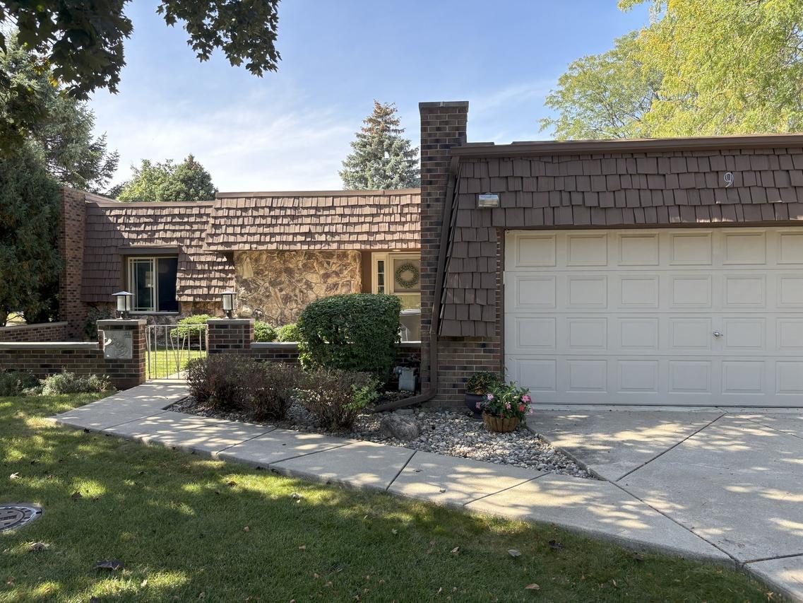 9 Temple Garden Ct., St. Charles, IL 60174