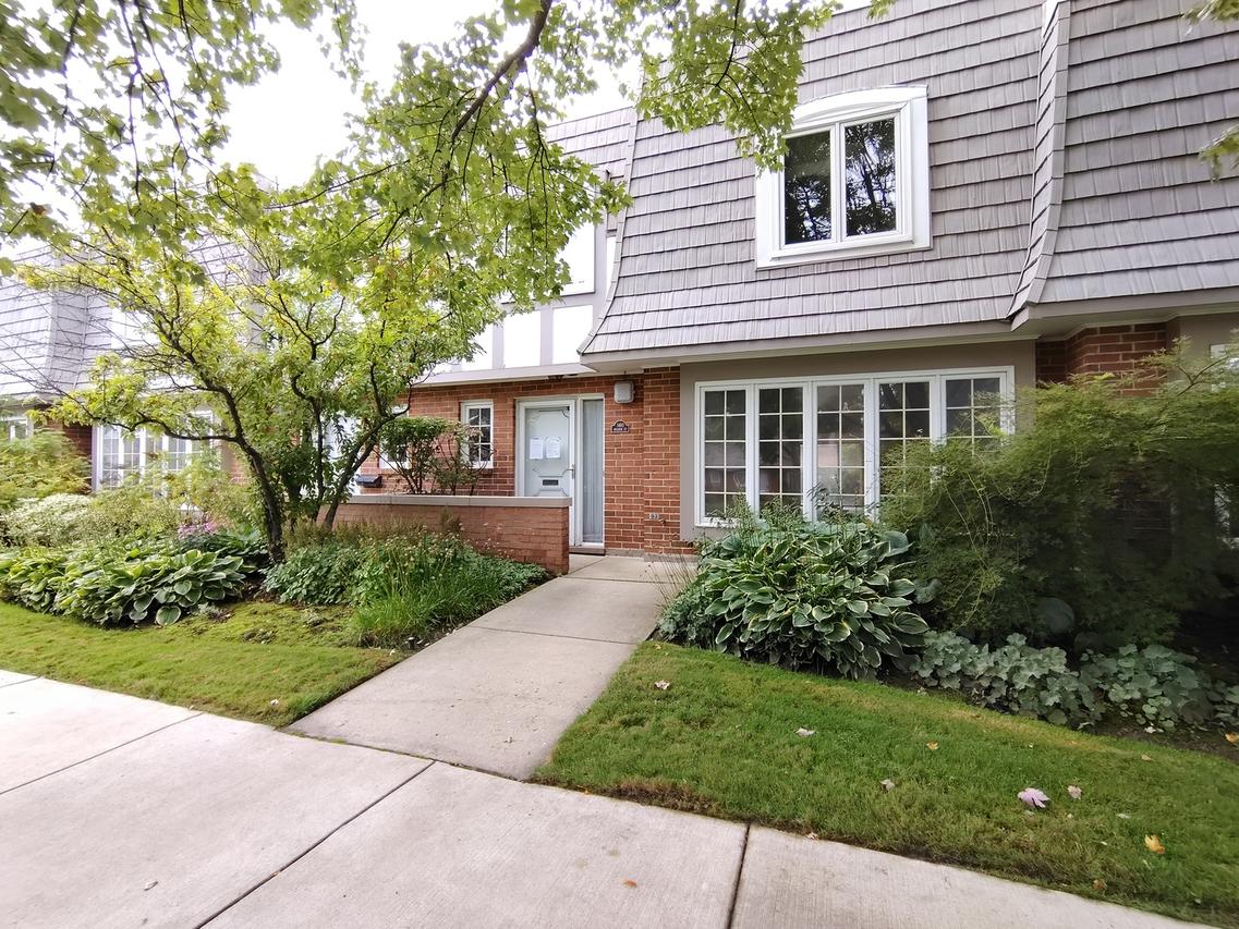 1490 Avignon Ct., Highland Park, IL 60035