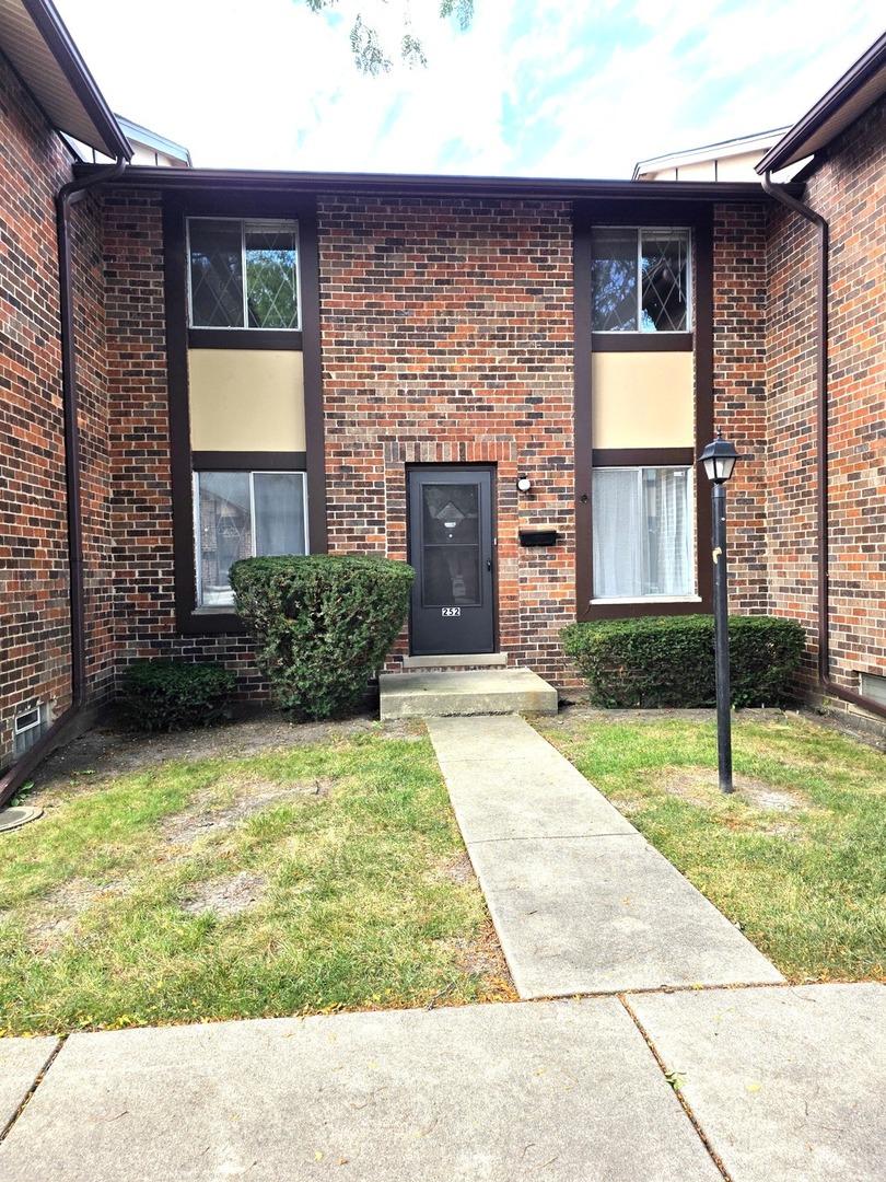 1S252 Stratford Ln., Villa Park, IL 60181