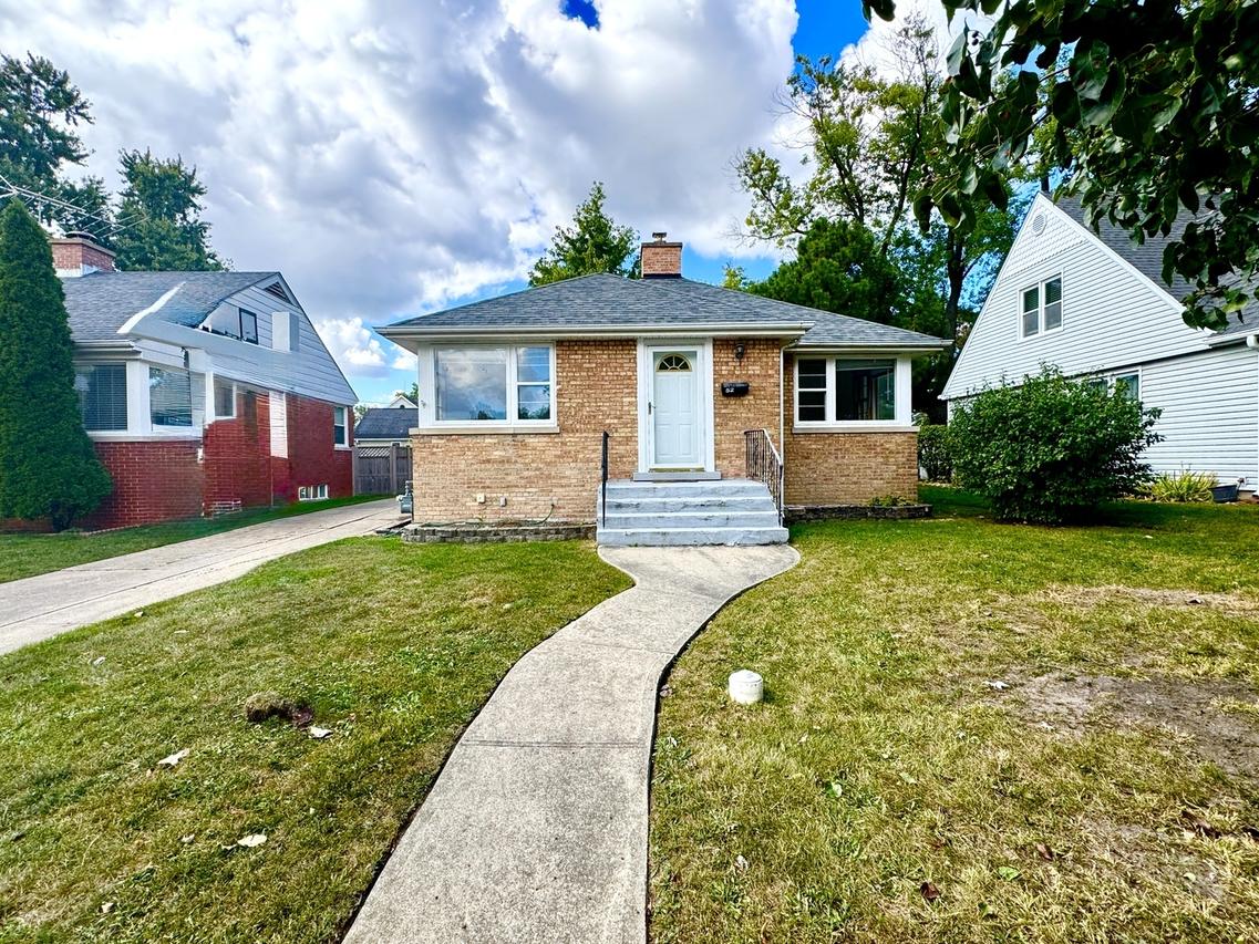52 N 6th Ave., Des Plaines, IL 60016