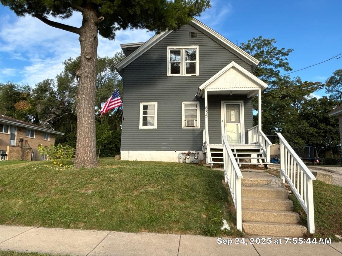 835 Bishop Ave., Aurora, IL 60506