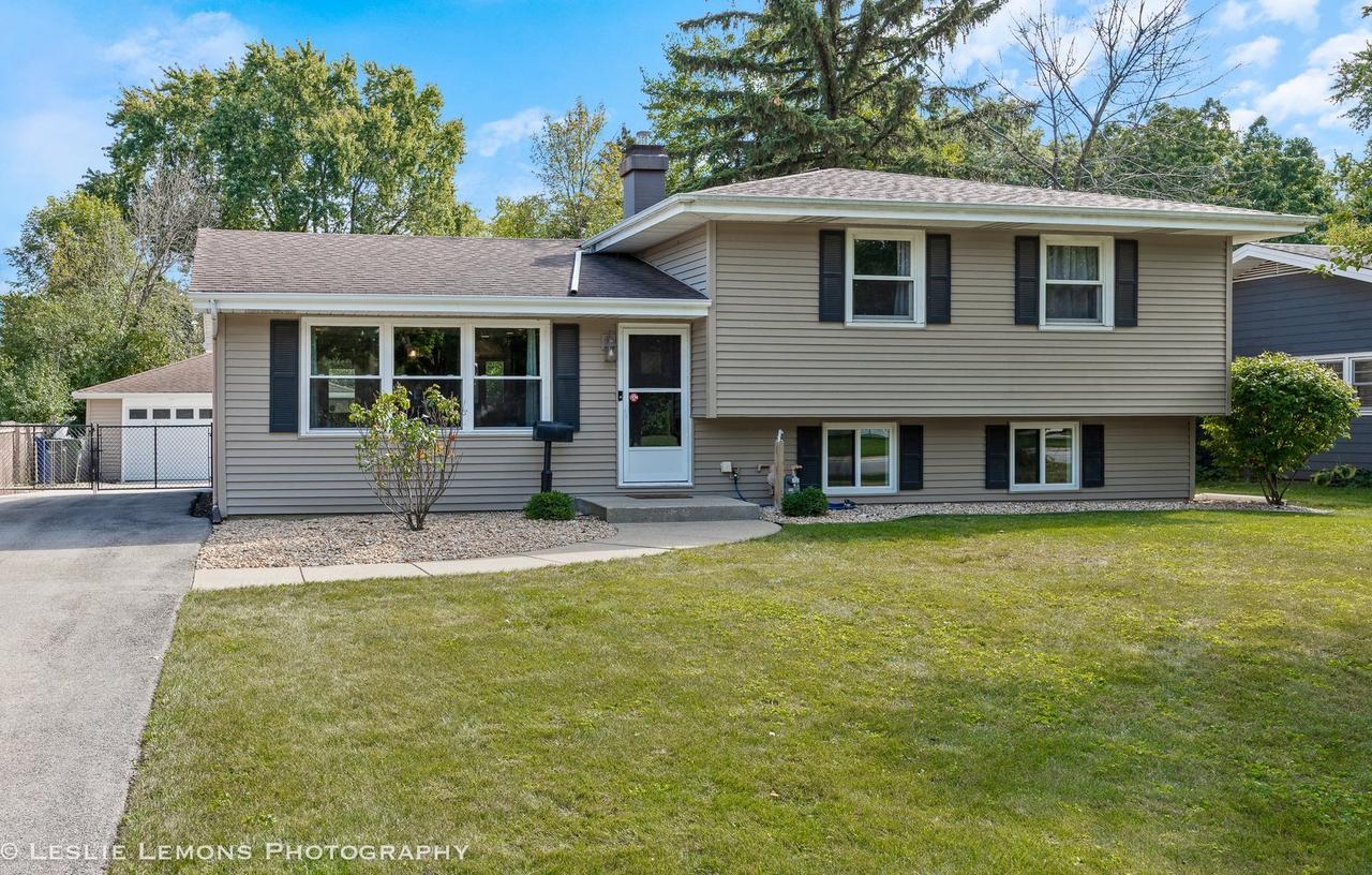 132 Robin Hill Dr., Naperville, IL 60540