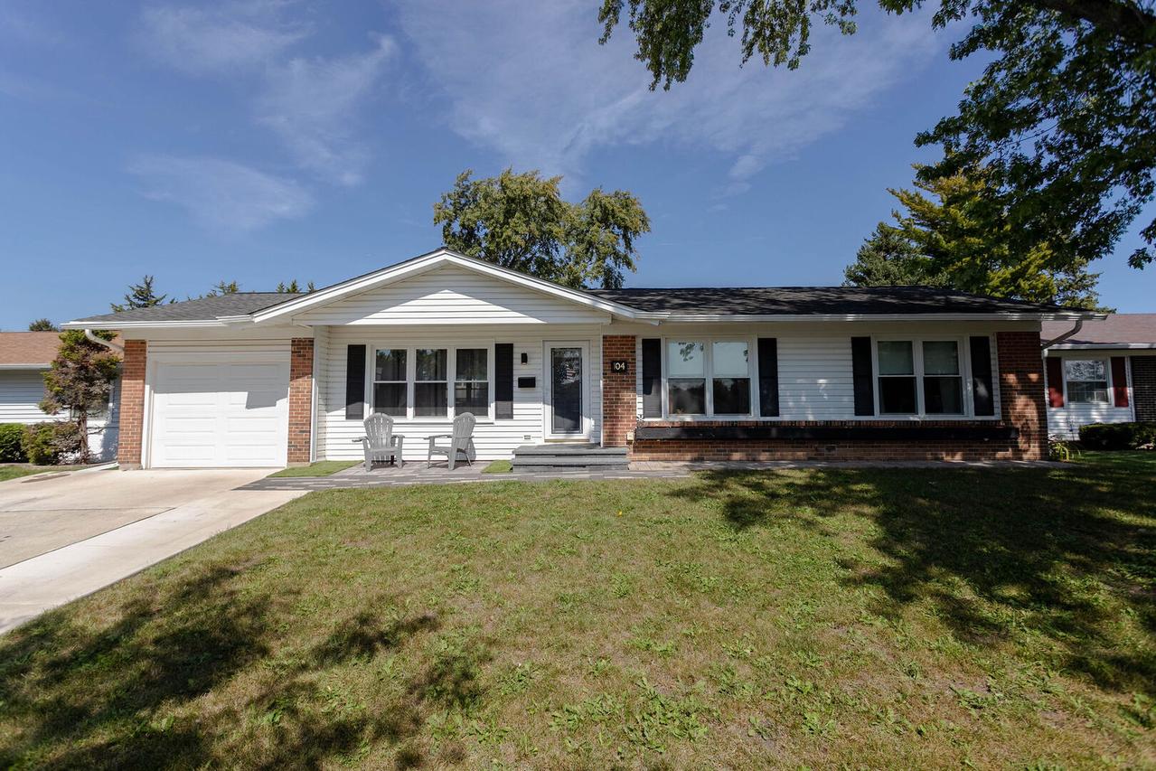 104 Parkchester Rd., Elk Grove Village, IL 60007
