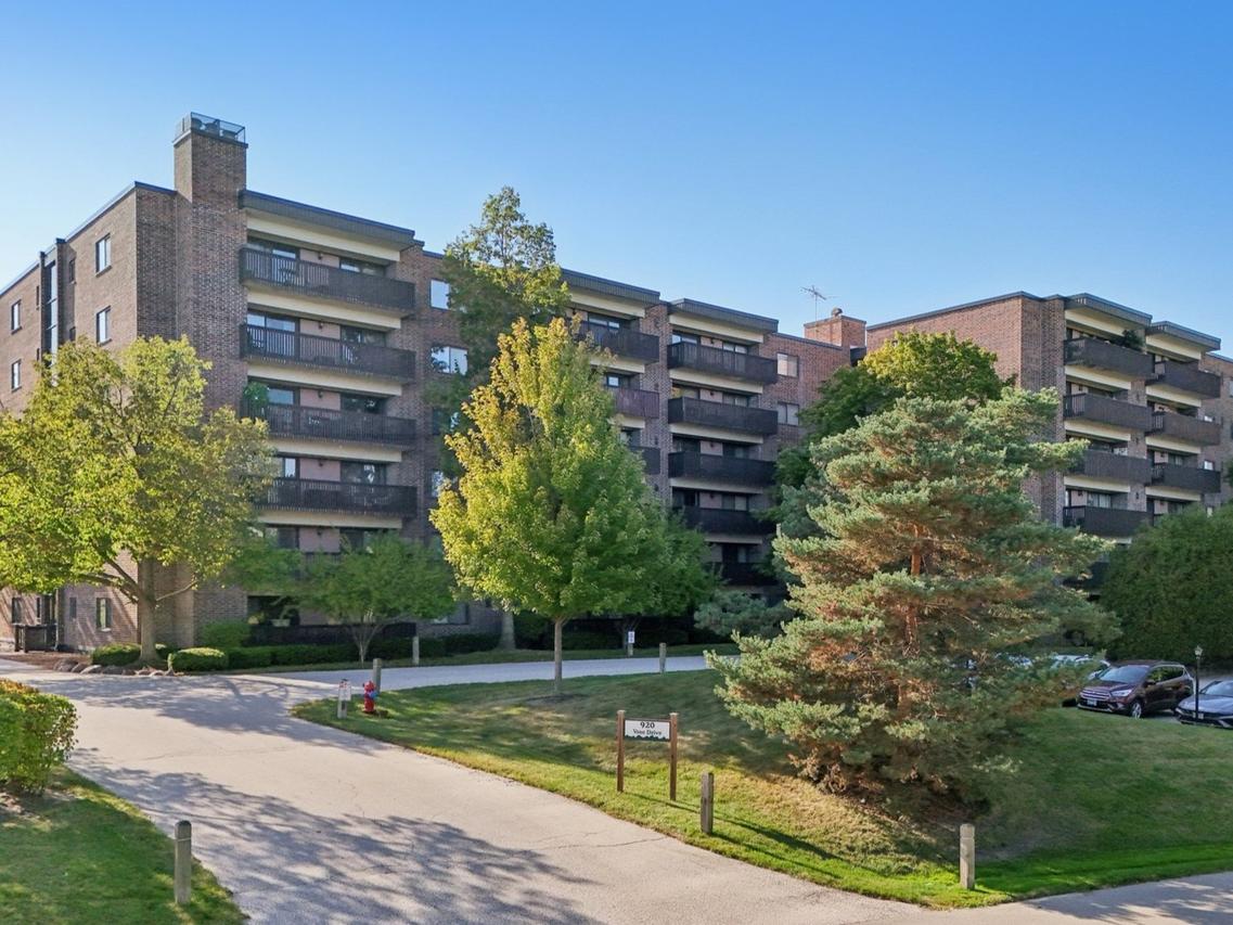 920 Vose Dr. #106, Gurnee, IL 60031