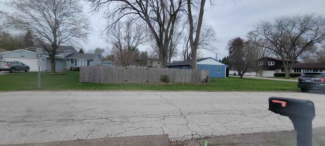 27 Wilbur Ave., Warrenville, IL 60555