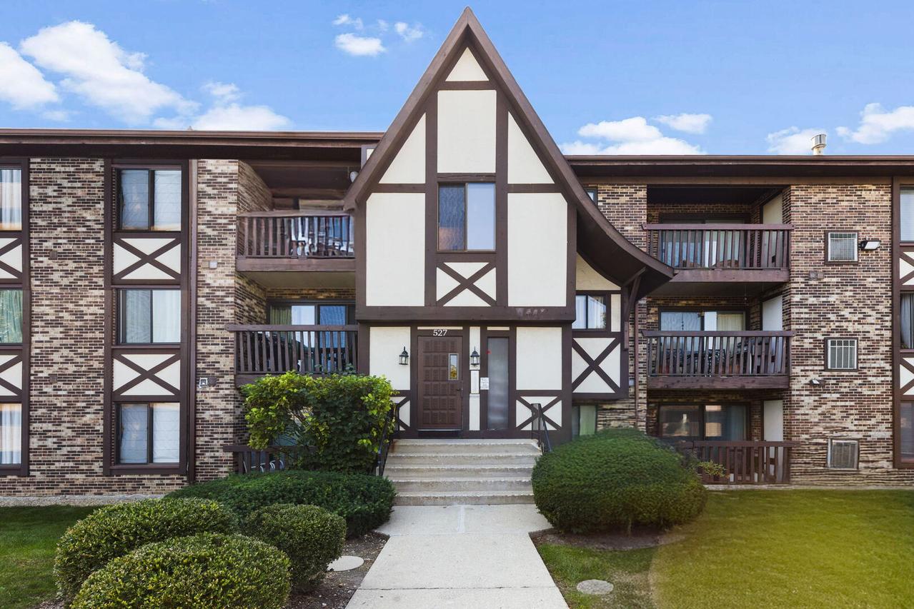 527 Cumnor Rd. #107, Westmont, IL 60559