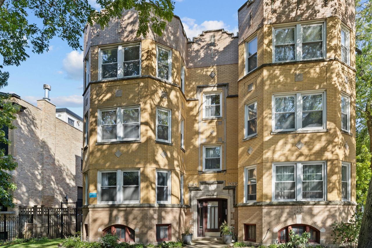 3237 N Oakley Ave. #2N, Chicago, IL 60618