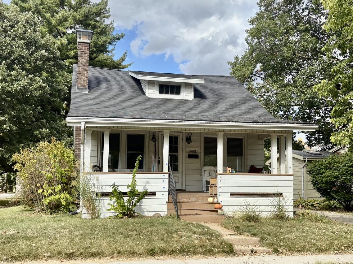 1602 E Jackson St., Bloomington, IL 61701