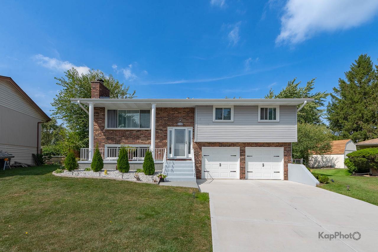 818 Brentwood Ct., Schaumburg, IL 60193