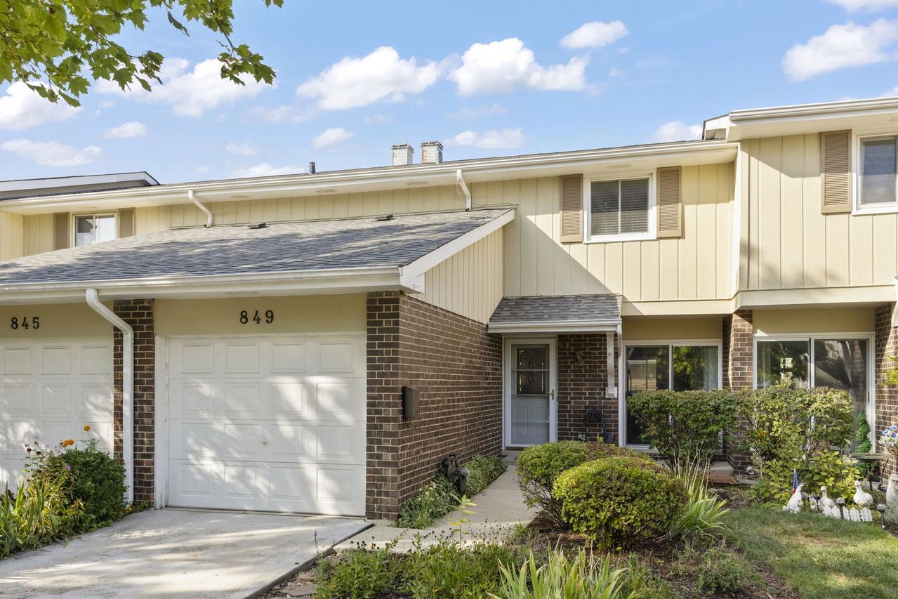 849 Queenswood Ct., Wheaton, IL 60189