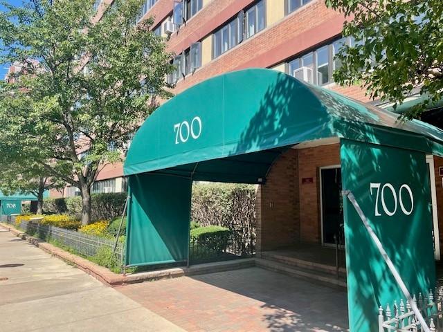 700 W Bittersweet Pl. #308, Chicago, IL 60613