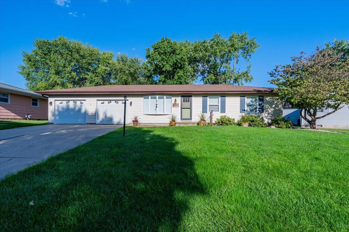 16 Holly Dr., Clinton, IL 61727