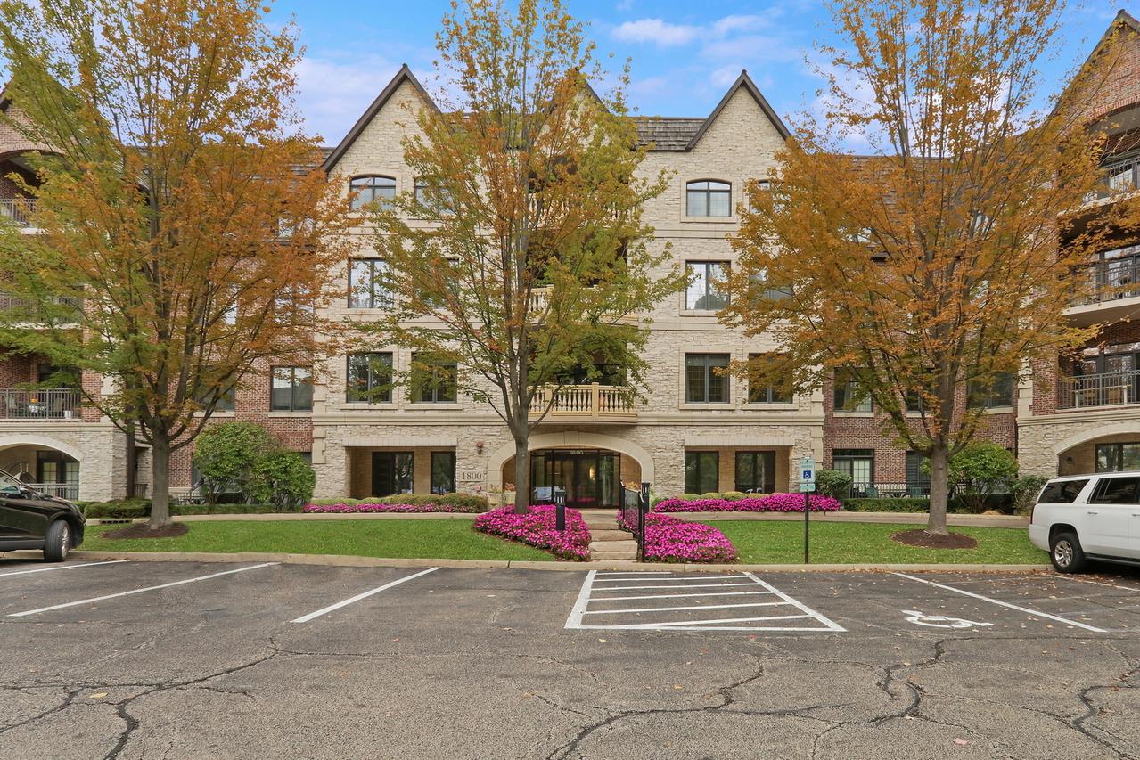 1800 Amberley Ct. #110, Lake Forest, IL 60045