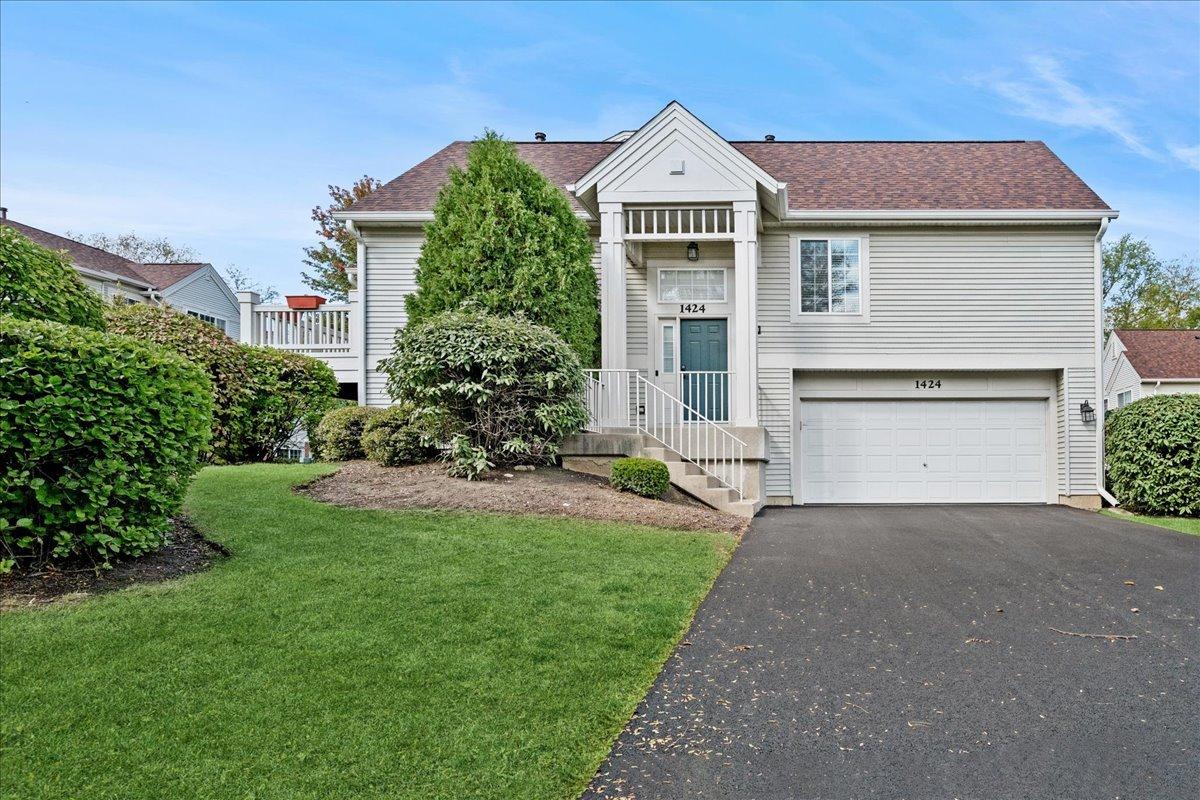 1424 New Haven Dr., Cary, IL 60013