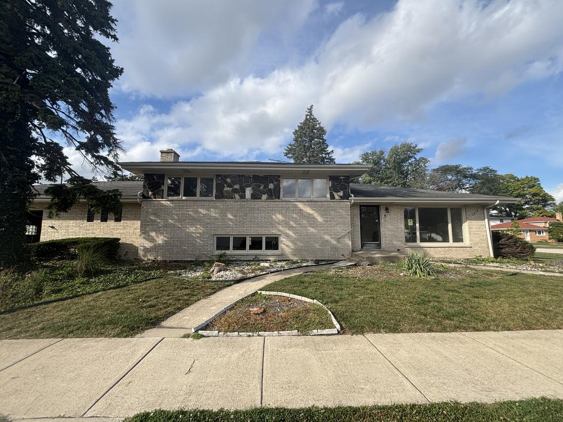 2858 Kensington Ave., Westchester, IL 60154