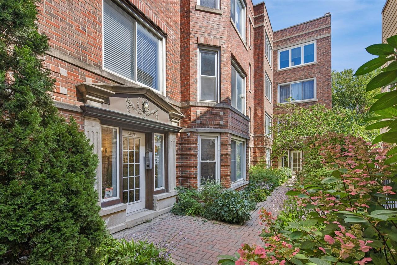 3039 N Troy St. #2E, Chicago, IL 60618