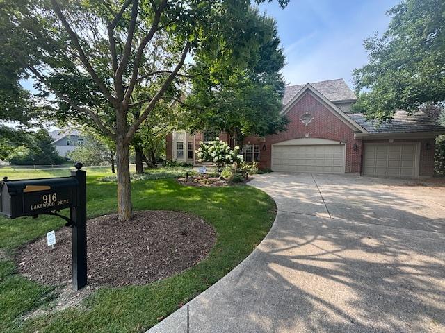 916 Lakewood Dr., Barrington, IL 60010
