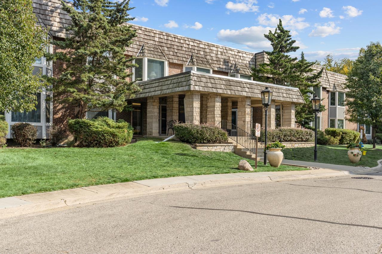 2300 Windsor Mall Ct. #2E, Park Ridge, IL 60068