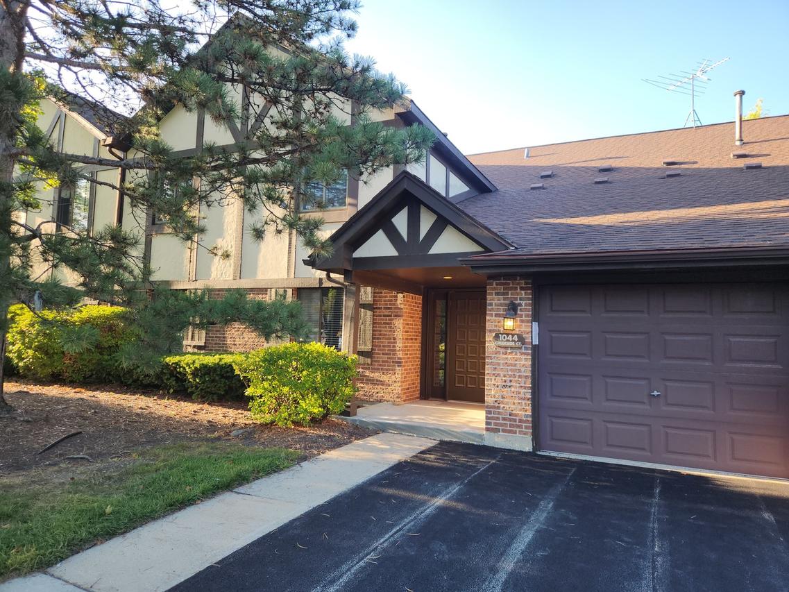 1044 Creekside Ct. #2B, Wheeling, IL 60090