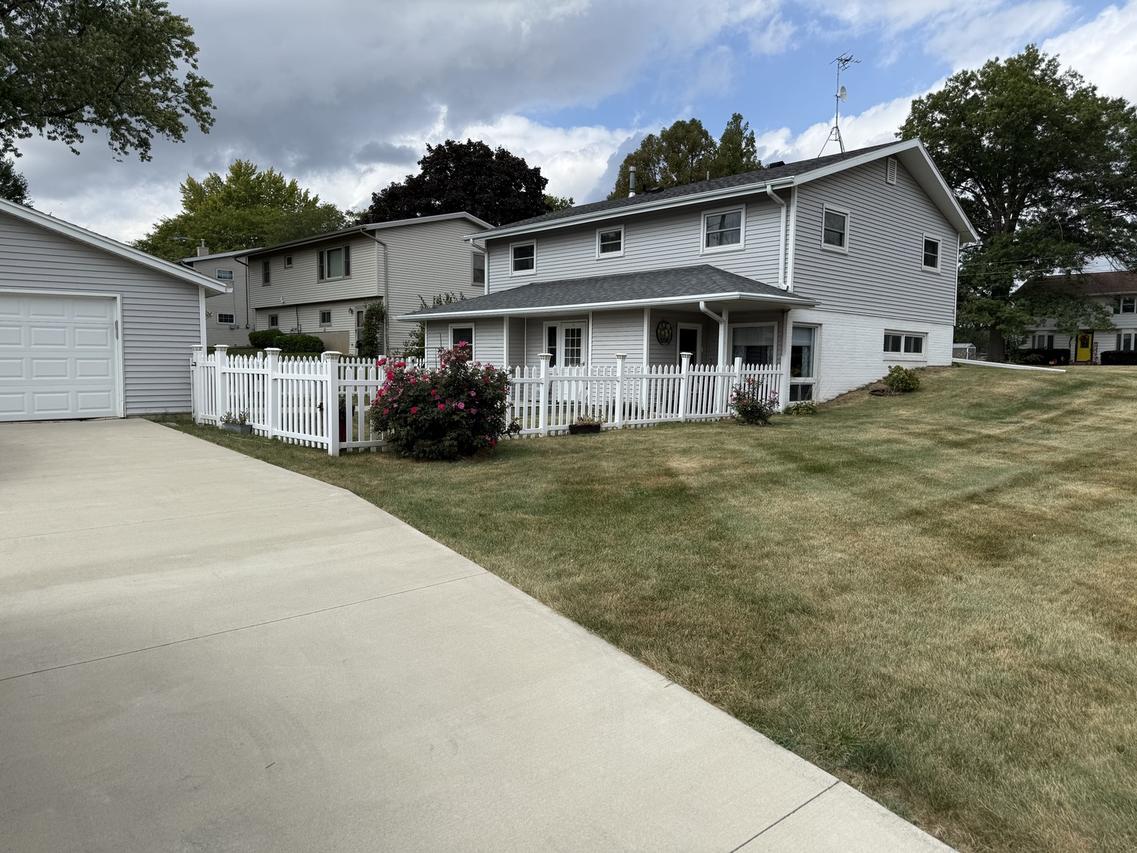 1909 W Laurel St., Freeport, IL 61032