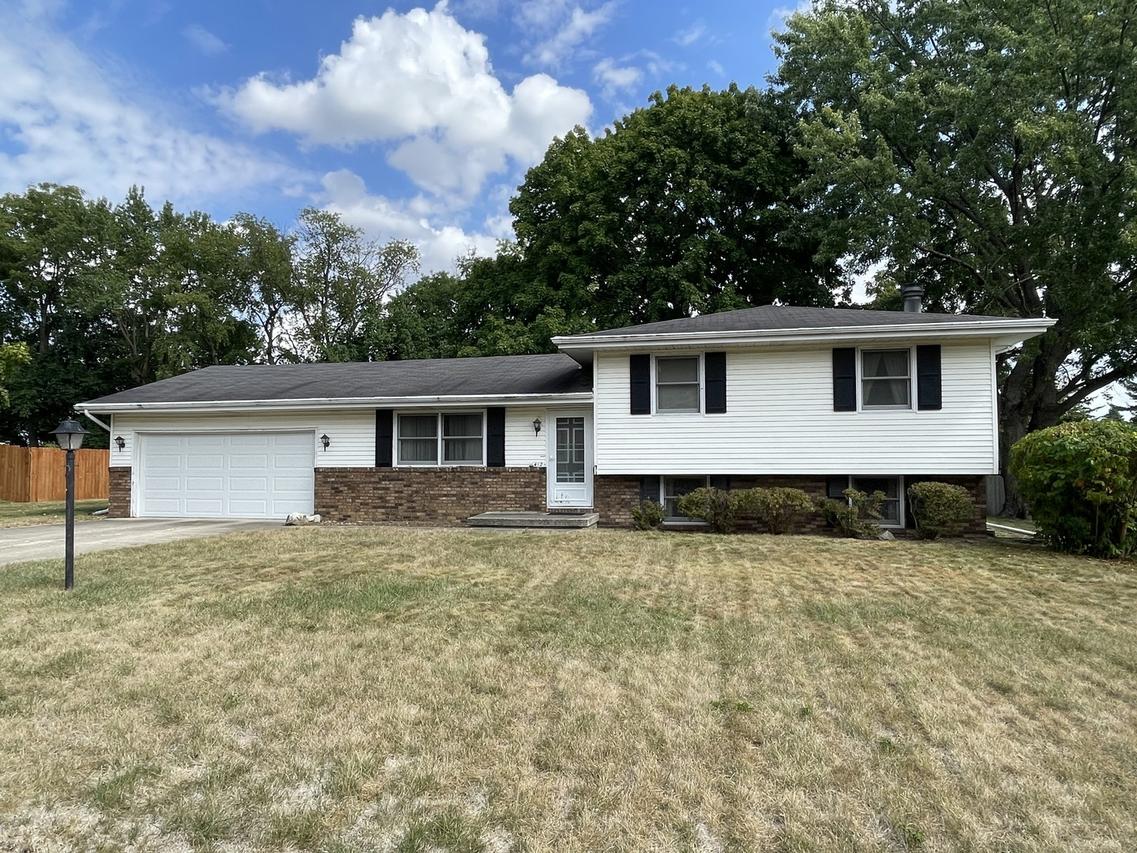 412 Weathering Dr., Mahomet, IL 61853