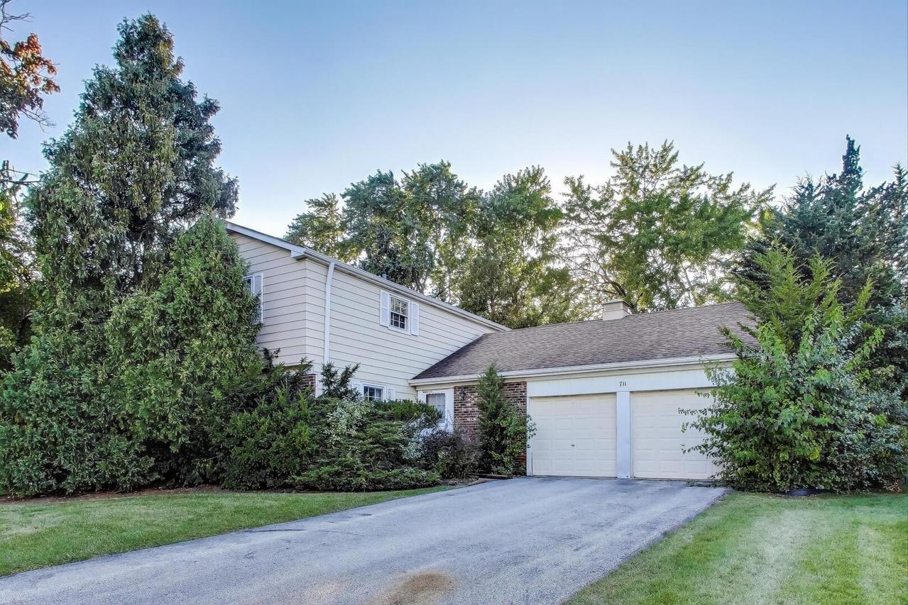 711 Woodhollow Ln., Buffalo Grove, IL 60089