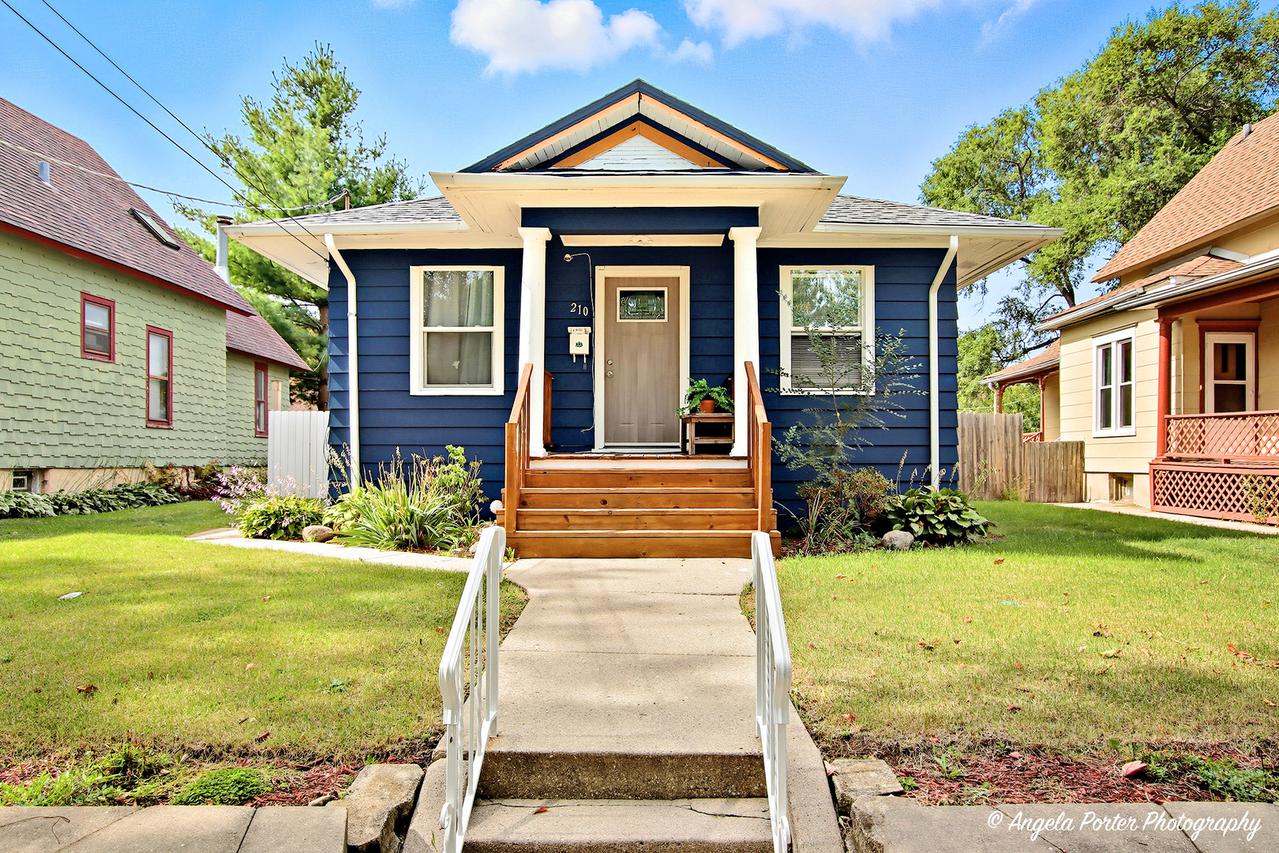 210 Orchard St., Elgin, IL 60123