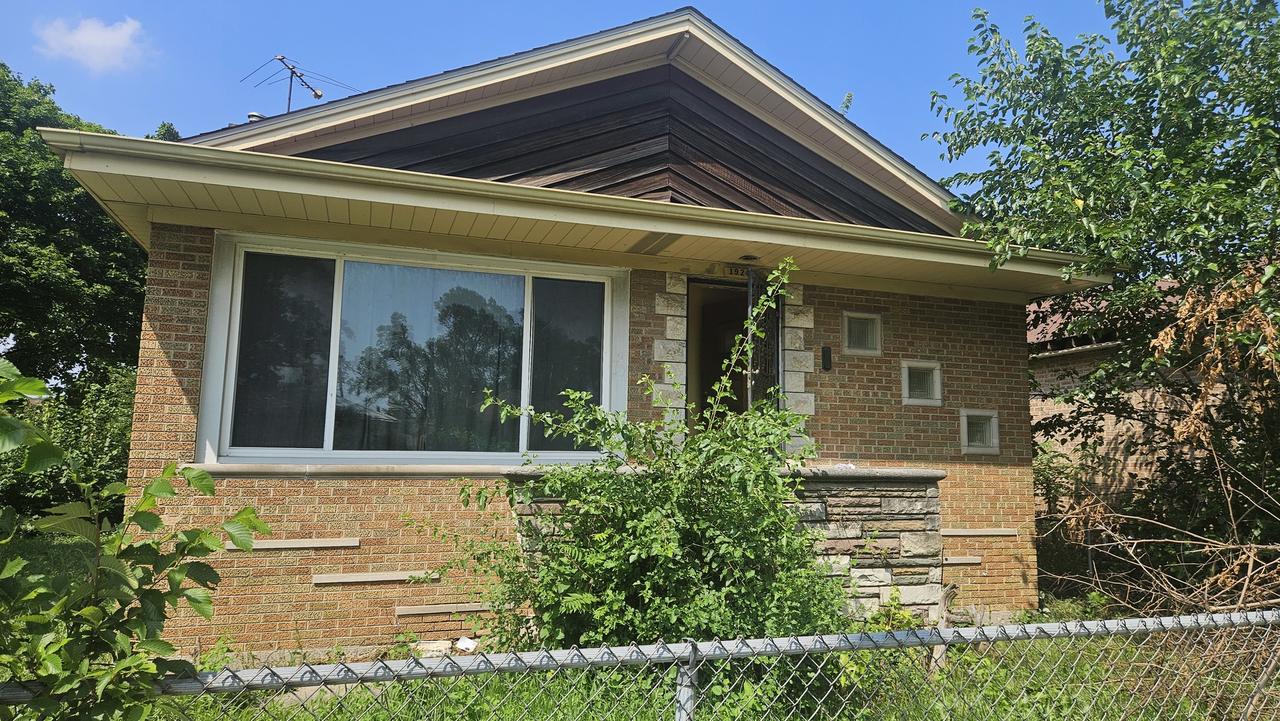 1924 W Marquette Rd., Chicago, IL 60636