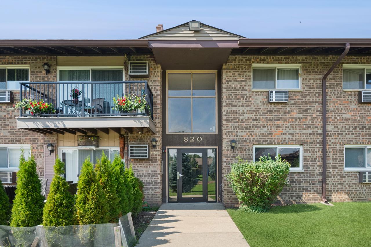 820 E Old Willow Rd. #214, Prospect Heights, IL 60070