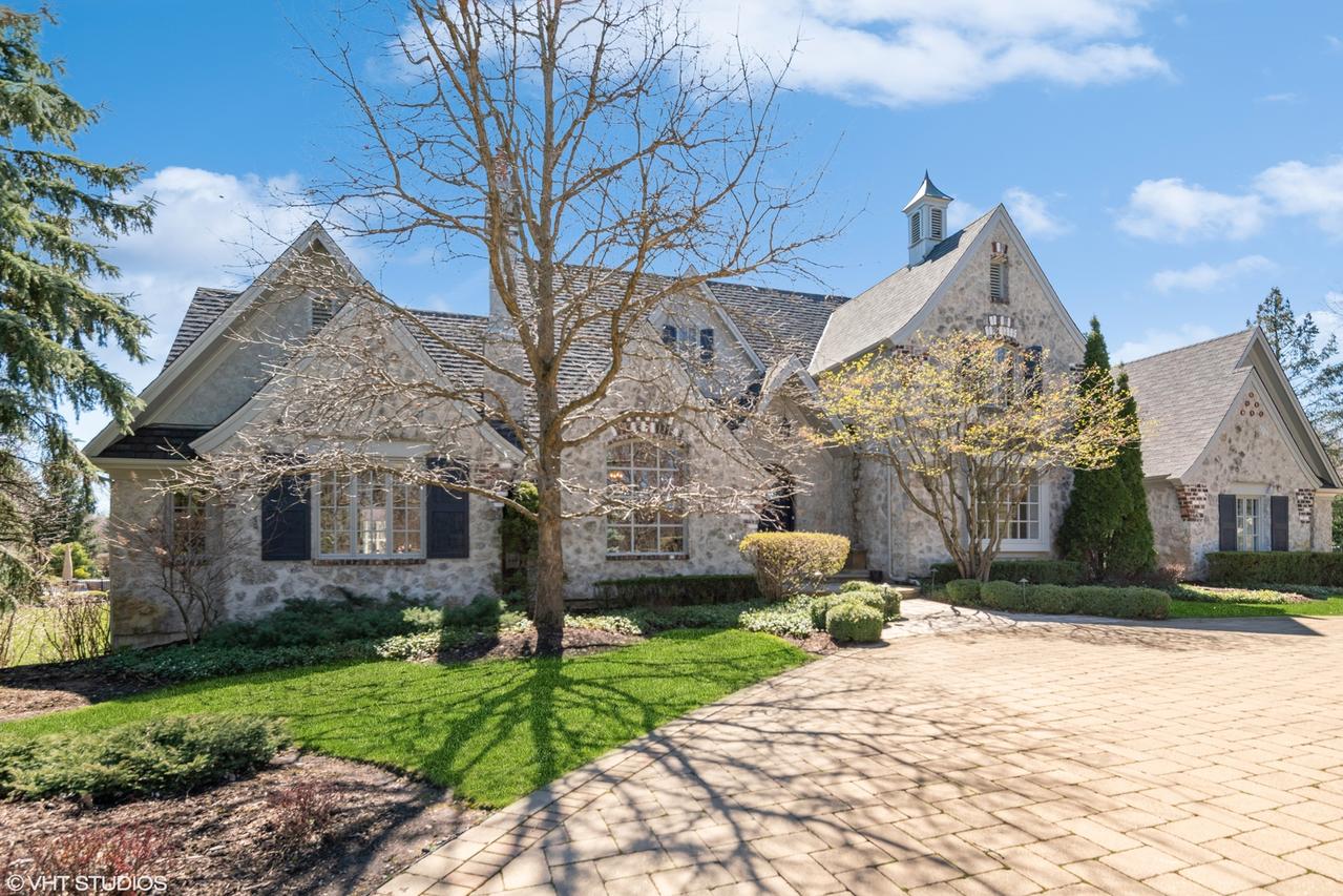 34W033 White Thorne Rd., Wayne, IL 60184