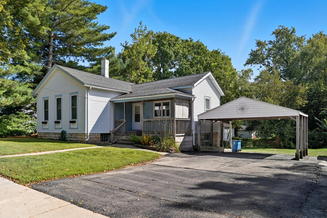 318 E Mckenney St., Dixon, IL 61021