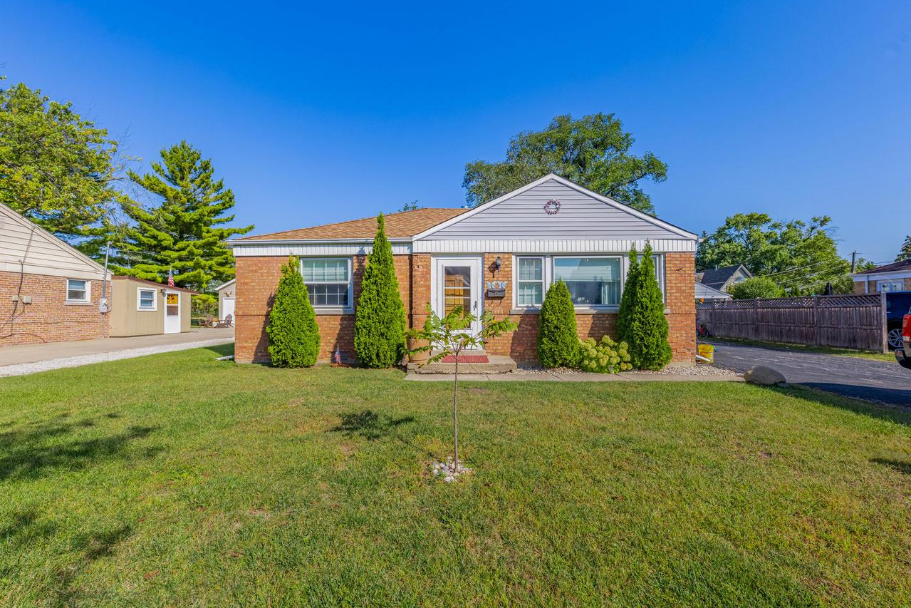 1966 Laura Ln., Des Plaines, IL 60018