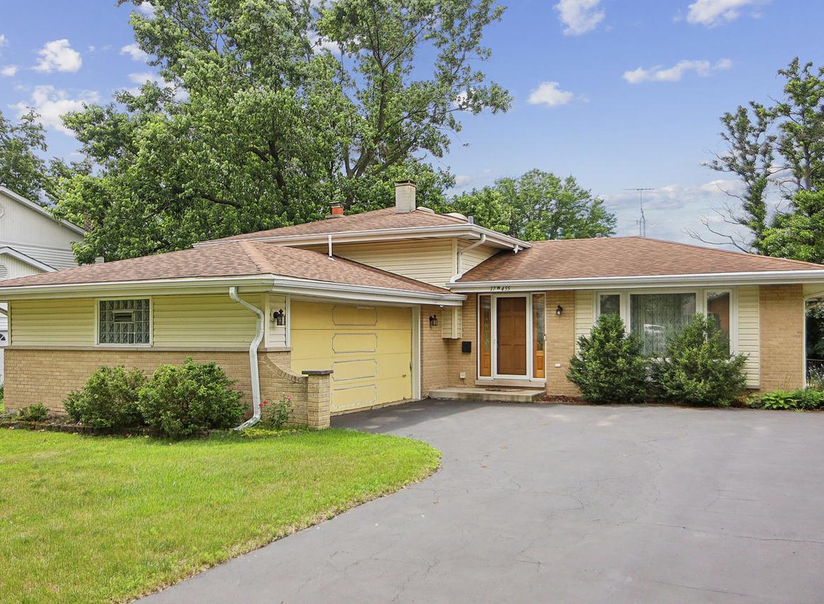17W455 Concord Pl., Darien, IL 60561