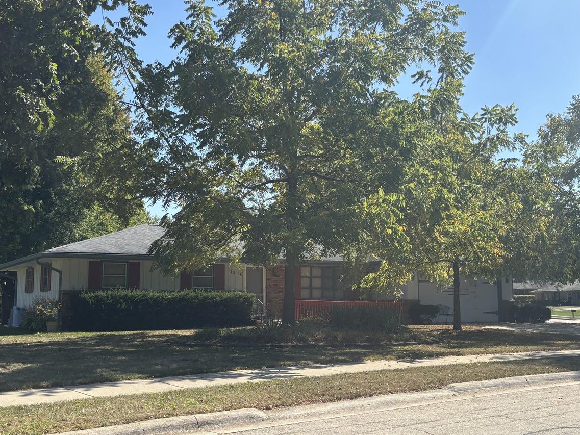 1210 Woodridge Dr., Rockford, IL 61108