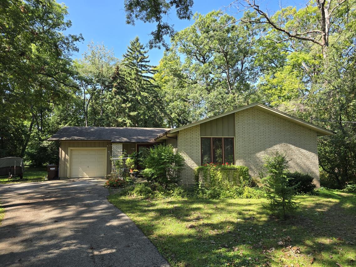 905 Hickory Rd., Woodstock, IL 60098