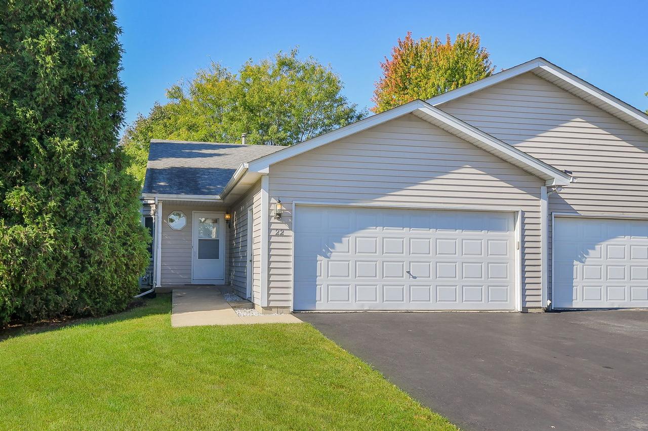 22 Silver Tr., North Aurora, IL 60542
